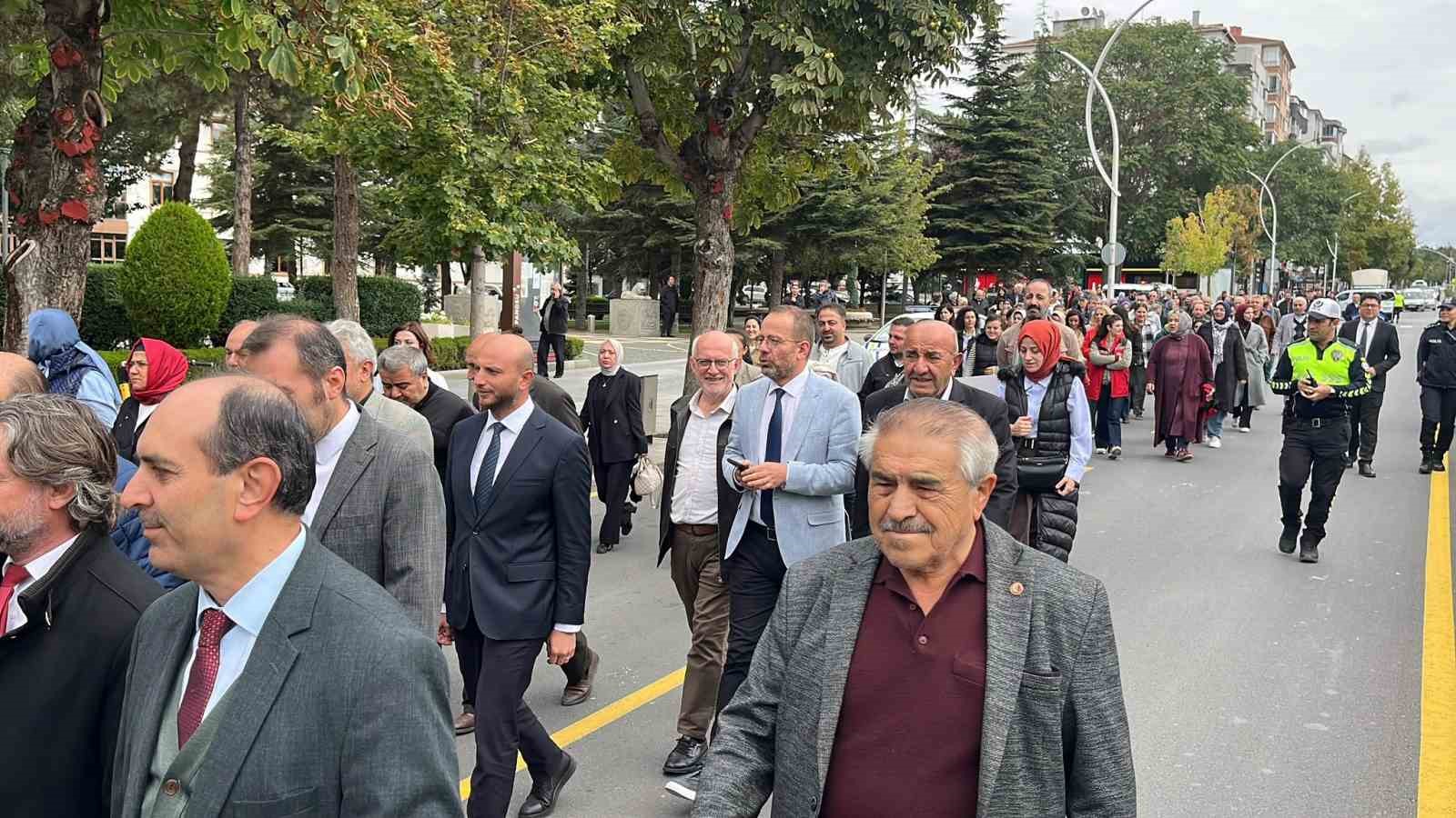 ÇORUMDA VATANDAŞLAR İLE PROTOKOL ÜYELERİ YAŞLILAR GÜNÜNÜ KORTEJLE GERÇEKLEŞTİRDİ