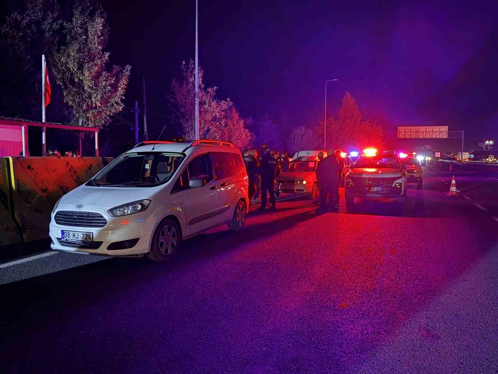 KAYSERİ’NİN MELİKGAZİ İLÇESİNDE ASKER GECESİNDE OTOMATİK AV TÜFEĞİYLE HAVAYA ATEŞ AÇAN ŞAHIS, DOLDUR-BOŞALT YAPARKEN, KENDİNİ VURDU.