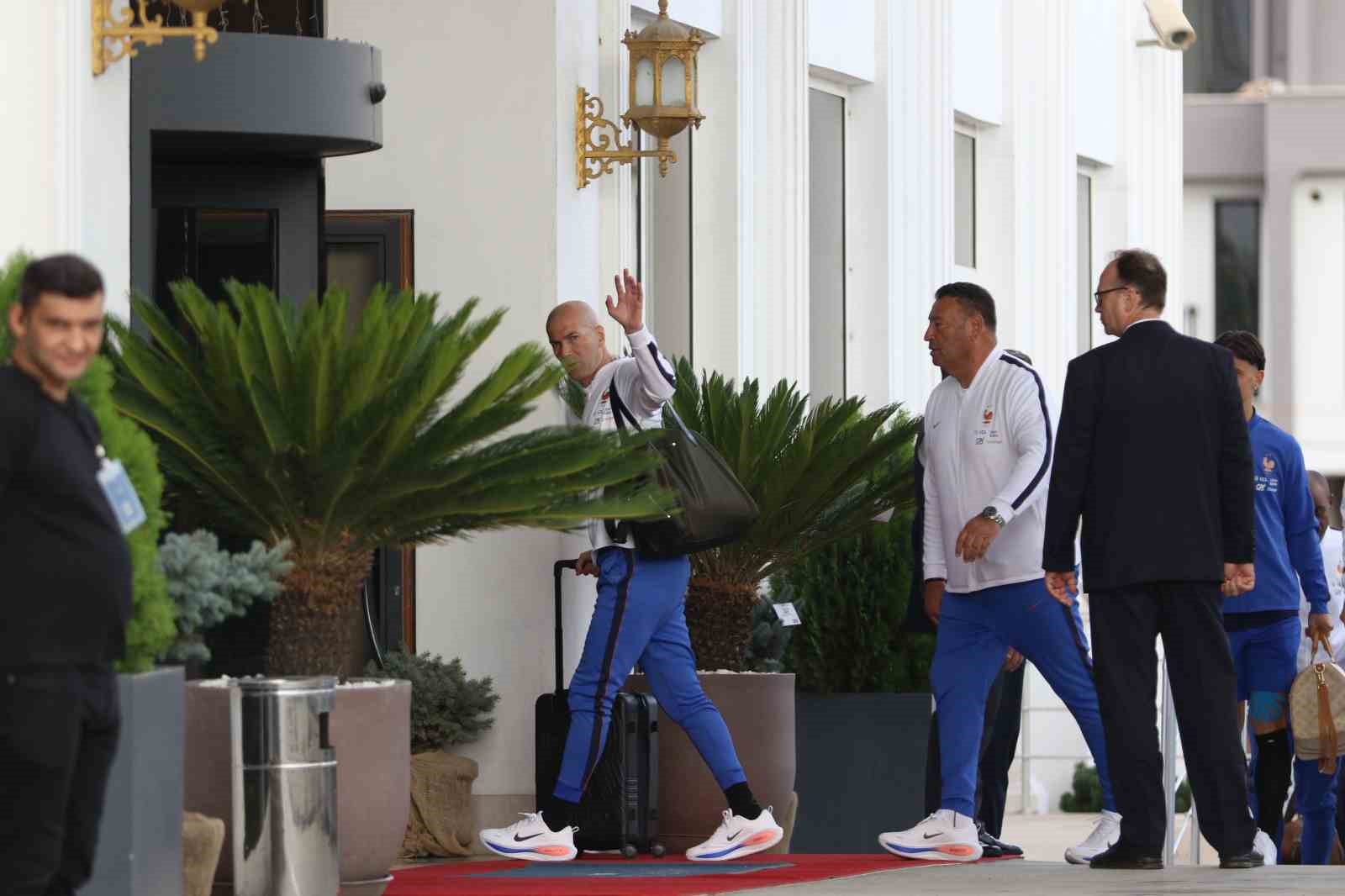 A MİLLİ FUTBOL TAKIMI'NIN, UEFA ULUSLAR A LİGİ 1. GRUP'TAKİ İLK MAÇINDA YARIN KARŞILAŞACAĞI FRANSA, YOĞUN GÜVENLİK ÖNLEMLERİ ALTINDA KOCAELİ'YE GELDİ.