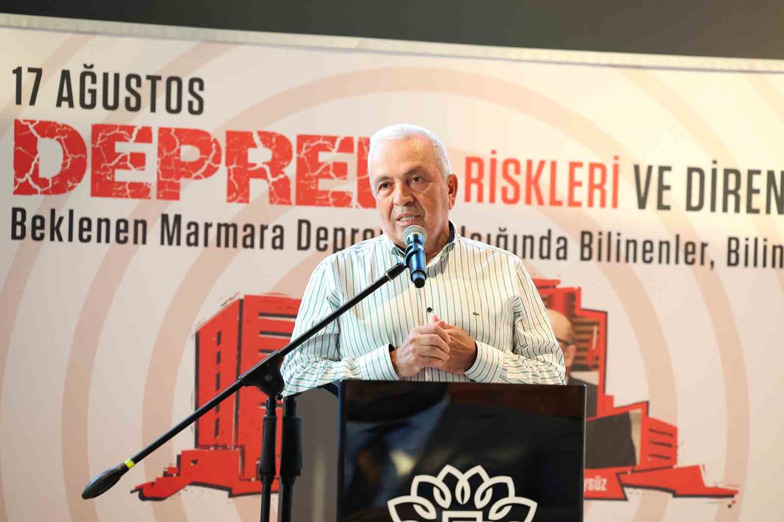 NİLÜFER BELEDİYESİ’NİN 17 AĞUSTOS DEPREMİNİN YILDÖNÜMÜNDE DÜZENLEDİĞİ SÖYLEŞİDE KONUŞAN JEOLOJİ MÜHENDİSİ PROF. DR. OKAN TÜYSÜZ, DİRİ FAY HATLARI ÜZERİNDE YAPILAŞMAYA İZİN VERİLMEMESİ VE YÖNETMELİKLERE SIKI SIKIYA UYULMASI GEREKTİĞİNİ VURGULADI. TÜYSÜZ, MEVCUT RİSKİN AZALTILMASI İÇİN GERÇEK KENTSEL DÖNÜŞÜMÜN UYGULANMASI, BİNA ANALİZLERİNİN YAPILMASI, HAYAT BOYU SÜRECEK AFET BİLİNCİ EĞİTİMLERİNİN VERİLMESİ GEREKTİĞİNİ SÖYLEDİ.