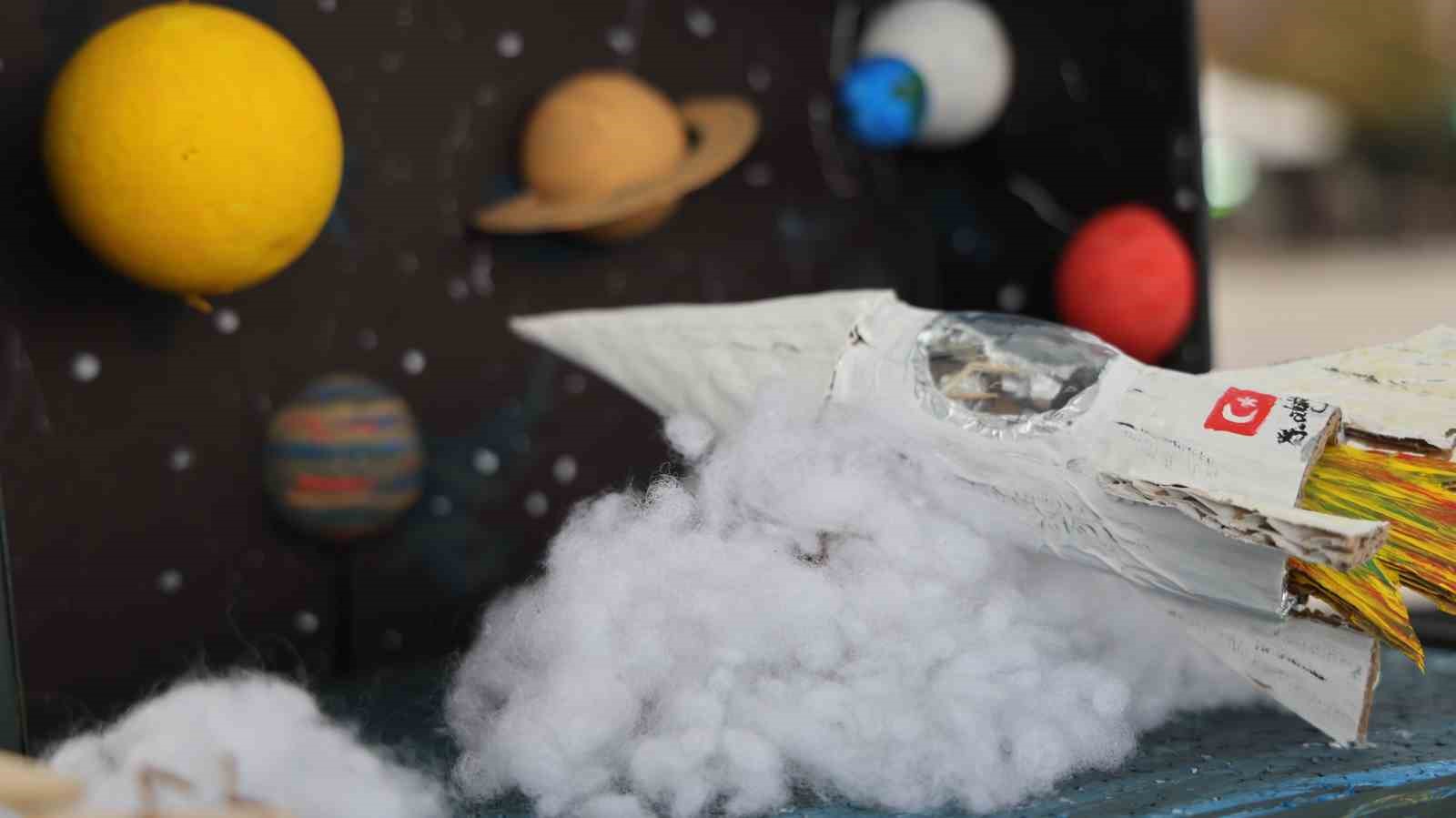 KIRŞEHİRLİLER, BİLİM VE AMATÖR ASTRONOMİ KULÜBÜ İŞ BİRLİĞİNDE, TARİHİ CACABEY MEDRESESİ ÖNÜNDEKİ ALANDA DÜZENLENEN HALK BİLİM PROGRAMINDA BİR ARAYA GELDİ.