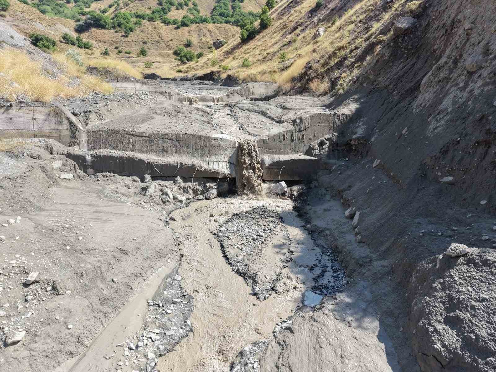 TUNCELİ’DE ETKİLİ OLAN SAĞANAK YAĞIŞTAN DOLAYI, KÖY YOLLARI ZARAR GÖRDÜ. İL ÖZEL İDARESİ EKİPLERİ, YAŞANAN OLAYIN ARDINDAN HEMEN HAREKETE GEÇEREK ÇALIŞMALARA BAŞLADI
