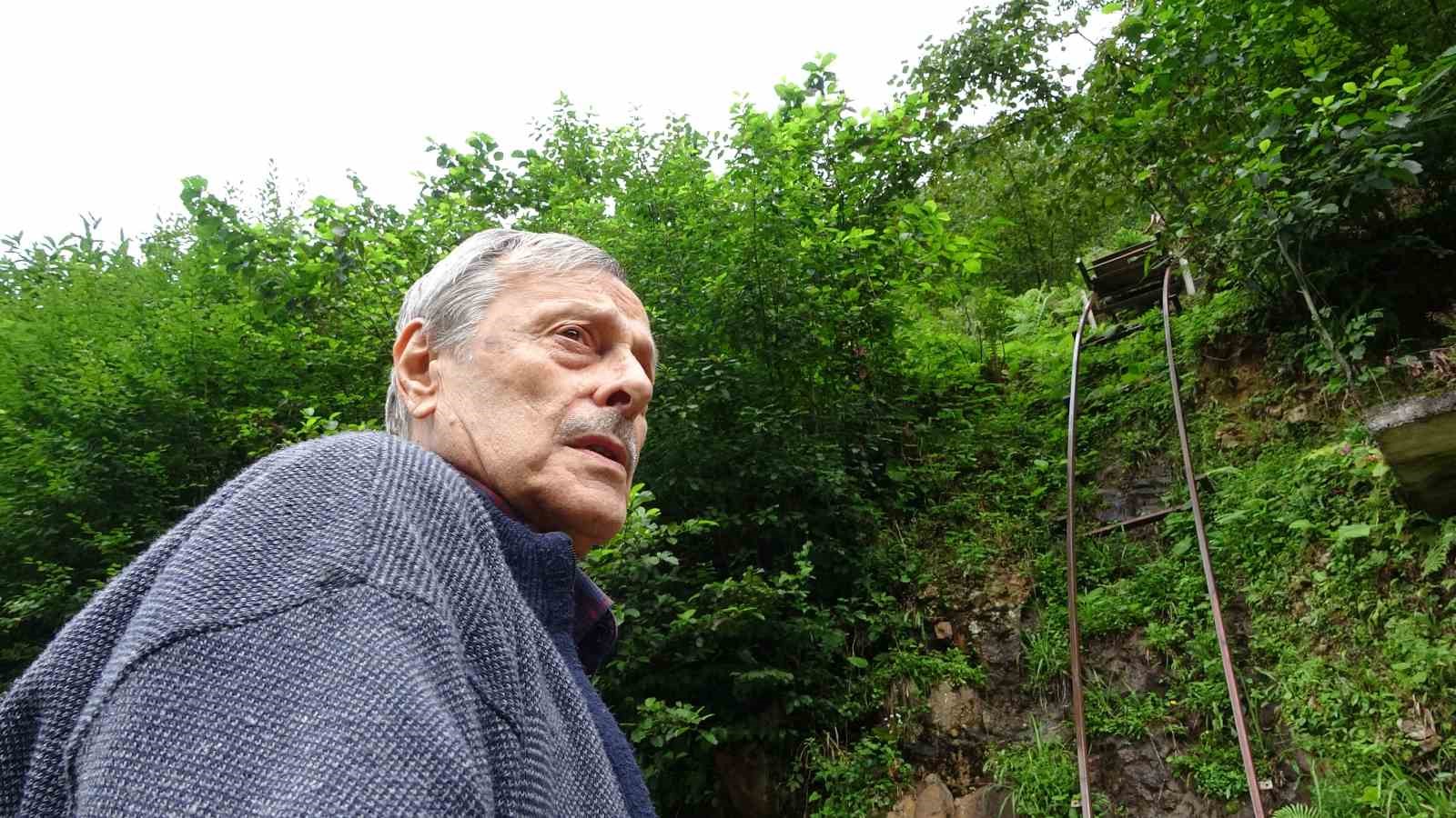 TRABZON'UN KÖPRÜBAŞI İLÇESİNDE YAŞAYAN 78 YAŞINDAKİ HÜSEYİN KADIOĞLU, YOLU BULUNMAYAN EVİNE KENDİ İMKANLARIYLA 120 METRE UZUNLUĞUNDA RAYLI ULAŞIM SİSTEMİ KURDU.
