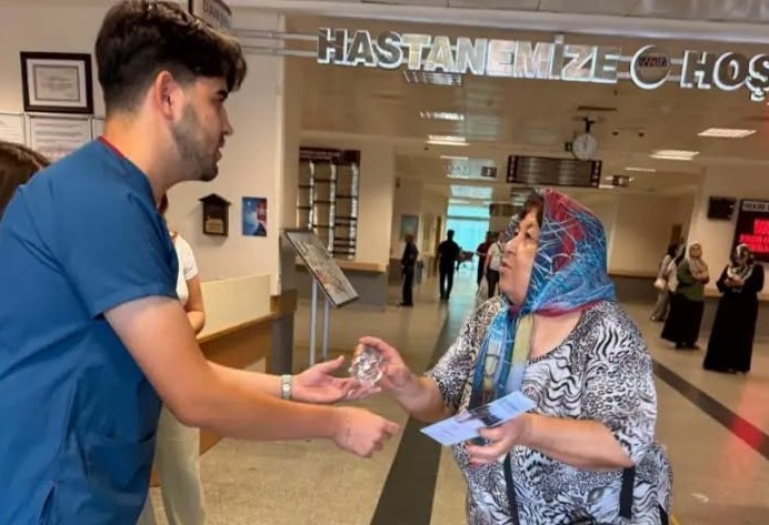 NAZİLLİ DEVLET HASTANESİ’NDE AŞIRI SICAKLARIN SAĞLIK ÜZERİNDEKİ OLUMSUZ ETKİLERİNE DİKKAT ÇEKMEK VE VATANDAŞLARI SICAK HAVALARA KARŞI ALINMASI GEREKEN ÖNLEMLER KONUSUNDA BİLİNÇLENDİRMEK AMACIYLA BİLGİLENDİRME STANDI AÇILDI.