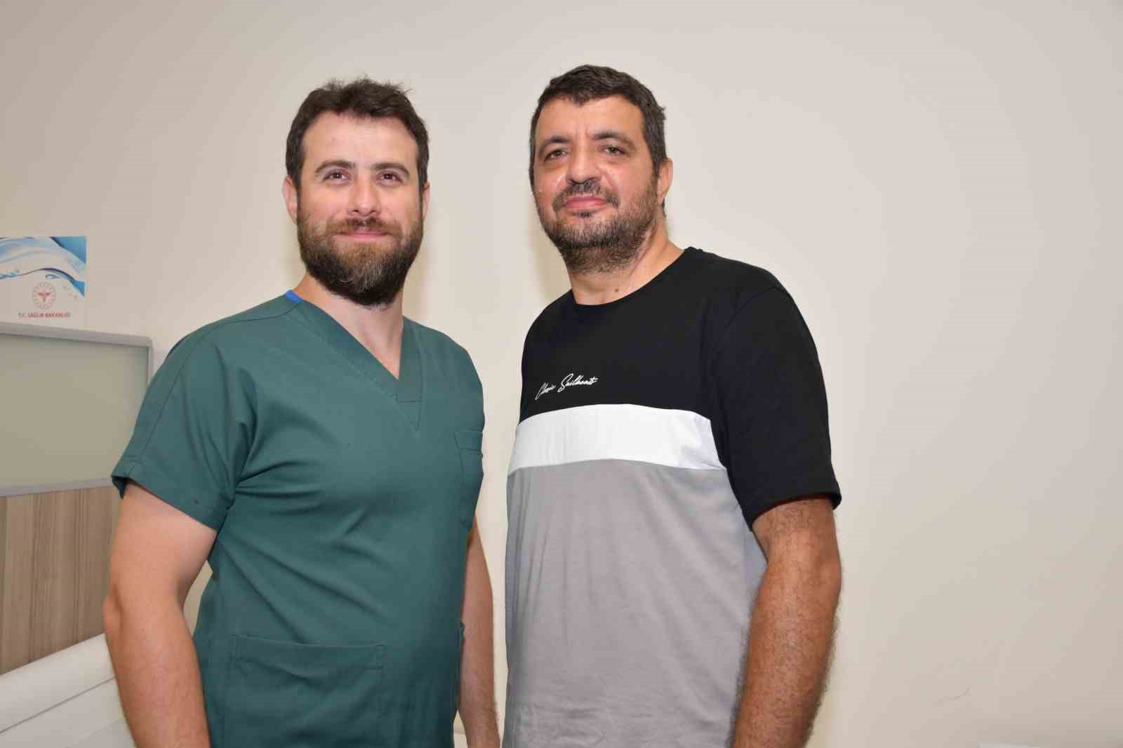 ALANYA ALAADDİN KEYKUBAT ÜNİVERSİTESİ (ALKÜ) TIP FAKÜLTESİ GÖĞÜS CERRAHİSİ ANA BİLİM DALI'NDAN DR. ÖĞR. ÜYESİ HİLMİ KESKİN (SOLDAKİ) HASTA EMRAH İLHAN (SAĞDAKİ)