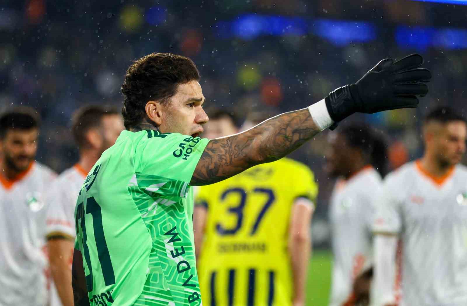 TRENDYOL SÜPER LİG'İN 8. HAFTASINDA FENERBAHÇE, CORENDON ALANYASPOR'U KONUK EDİYOR. MÜCADELENİN İLK YARISI SARI-LACİVERTLİLERİN 1-0'LIK ÜSTÜNLÜĞÜYLE TAMAMLANDI.