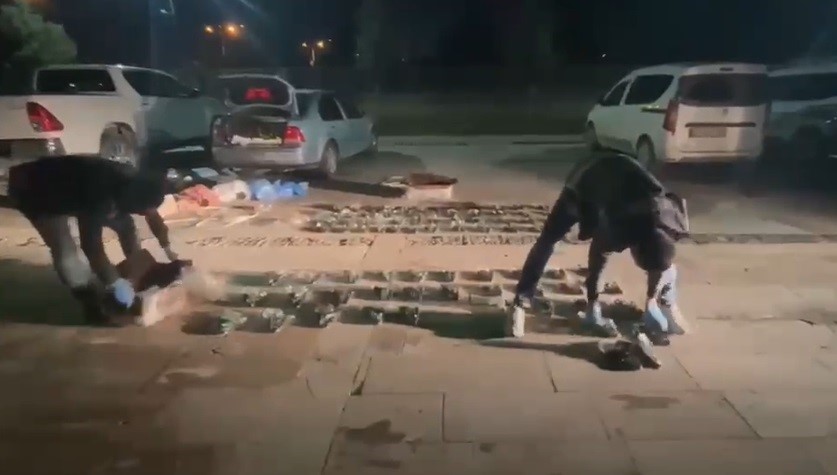 KONYA’DA UYGULAMA NOKTASINDA ŞÜPHE ÜZERİNE DURDURULAN İKİ ARAÇTA 163 RUHSATSIZ TABANCA VE 2 BİN 458 ADET SİLAH PARÇASI ELE GEÇİRİLDİ. OLAYLA İLGİLİ GÖZALTINA ALINAN 6 ŞÜPHELİDEN 5’İ TUTUKLANDI.