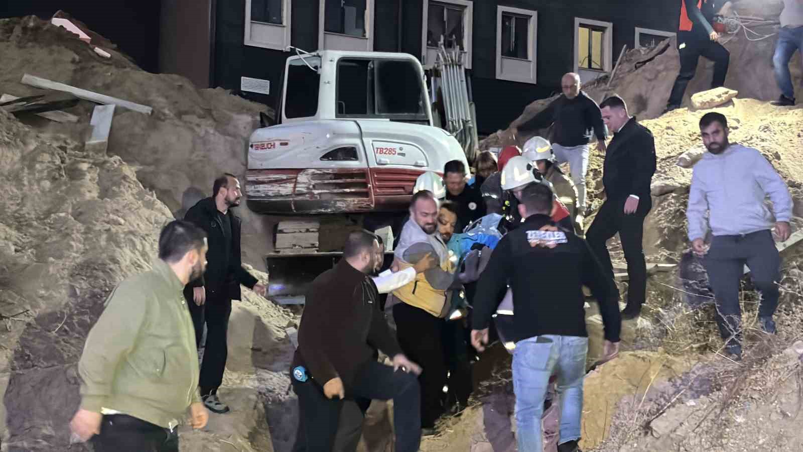 ÇANAKKALE ÇANAKKALE ONSEKİZ MART ÜNİVERSİTESİ (ÇOMÜ) TERZİOĞLU YERLEŞKEDİ İÇİNDE YAPIMI DEVAM EDEN ÖĞRENCİ YURDU İNŞAATINDA ÇALIŞAN İRAN UYRUKLU 2 İŞÇİ MEYDANA GELEN TOPRAK KAYMASI SONUCU TOPRAK ALTINDA KALDI. AFAD EKİPLERİNİN YOĞUN MÜDAHALESİ SONUCU 2 İŞÇİ SAĞ ŞEKİLDE KURTARILDI.