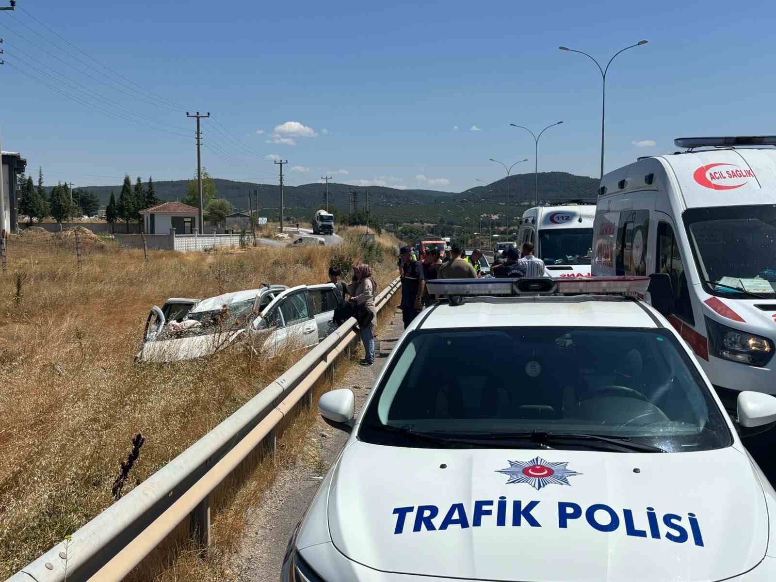 TAVŞANLI İLÇESİNDE KONTROLDEN ÇIKAN OTOMOBİLİN BARİYERLERE ÇARPIP TAKLA ATTIĞI KAZADA AYNI AİLEDEN 2’Sİ ÇOCUK 4 KİŞİ YARALANDI.