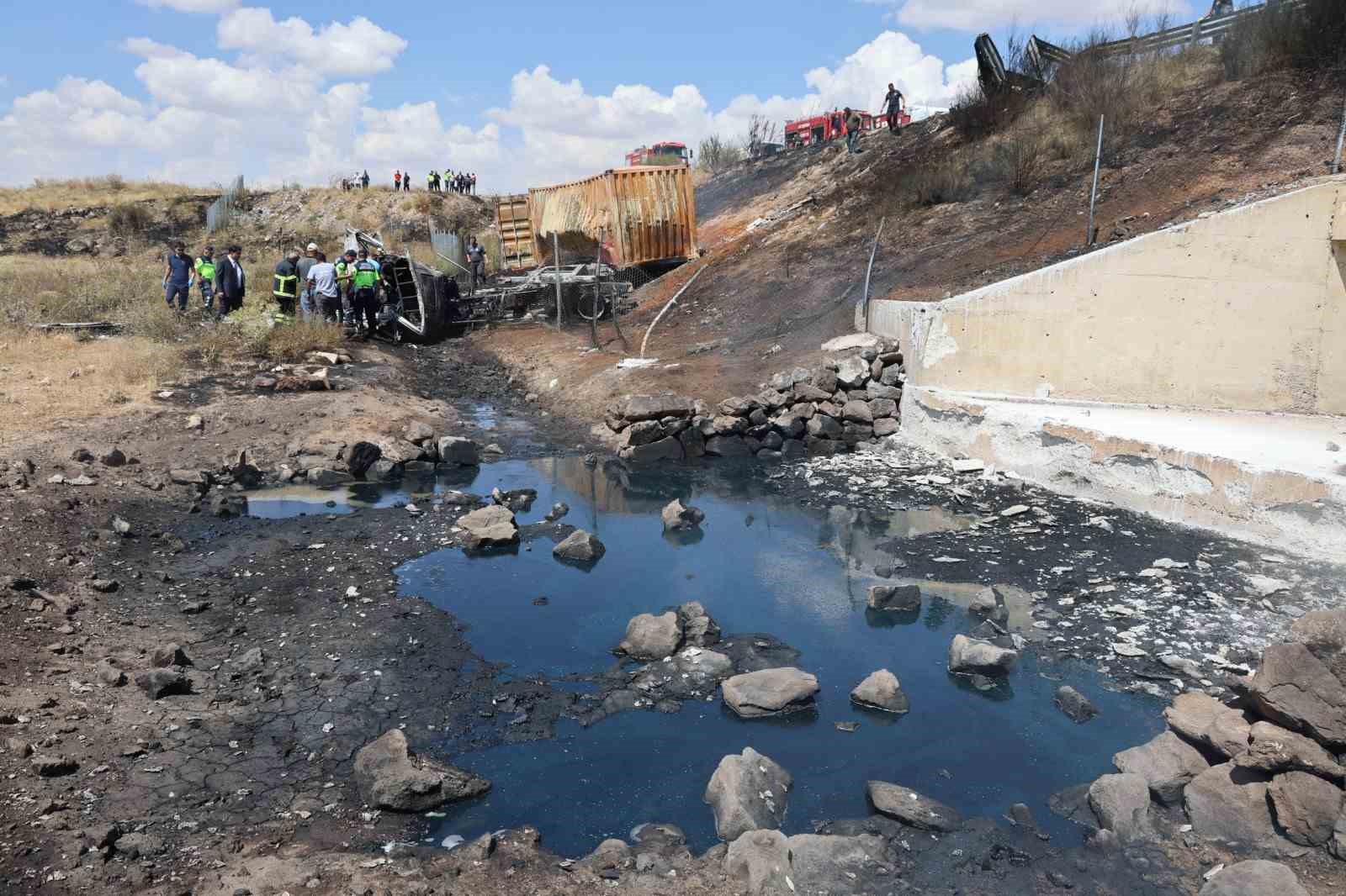NEVŞEHİR'DE MADENİ YAĞ YÜKLÜ TIRIN ŞARAMPOLE DEVRİLMESİ SONUCU ŞOFÖR YANARAK HAYATINI KAYBETTİ.