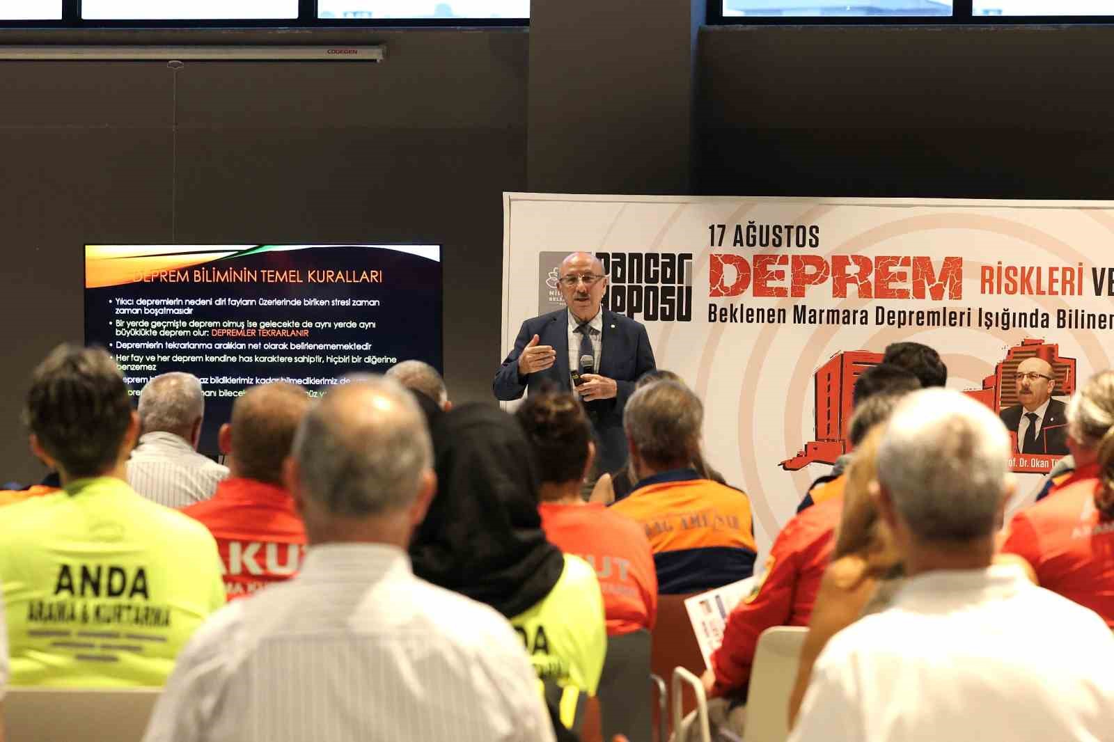 NİLÜFER BELEDİYESİ’NİN 17 AĞUSTOS DEPREMİNİN YILDÖNÜMÜNDE DÜZENLEDİĞİ SÖYLEŞİDE KONUŞAN JEOLOJİ MÜHENDİSİ PROF. DR. OKAN TÜYSÜZ, DİRİ FAY HATLARI ÜZERİNDE YAPILAŞMAYA İZİN VERİLMEMESİ VE YÖNETMELİKLERE SIKI SIKIYA UYULMASI GEREKTİĞİNİ VURGULADI. TÜYSÜZ, MEVCUT RİSKİN AZALTILMASI İÇİN GERÇEK KENTSEL DÖNÜŞÜMÜN UYGULANMASI, BİNA ANALİZLERİNİN YAPILMASI, HAYAT BOYU SÜRECEK AFET BİLİNCİ EĞİTİMLERİNİN VERİLMESİ GEREKTİĞİNİ SÖYLEDİ.