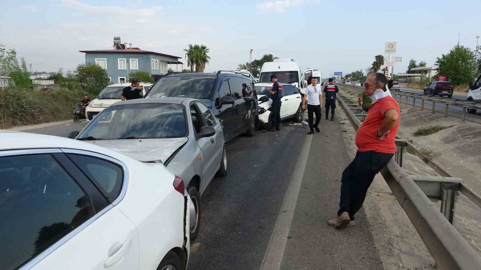 ANTALYA'NIN MANAVGAT İLÇESİNDE 3'Ü TUR ARACI OLMAK ÜZERE 6 ARACIN KARIŞTIĞI ZİNCİRLEME TRAFİK KAZASINDA ARALARINDA YABANCI UYRUKLU TURİSTLERİN DE BULUNDUĞU 17 KİŞİ YARALANDI.