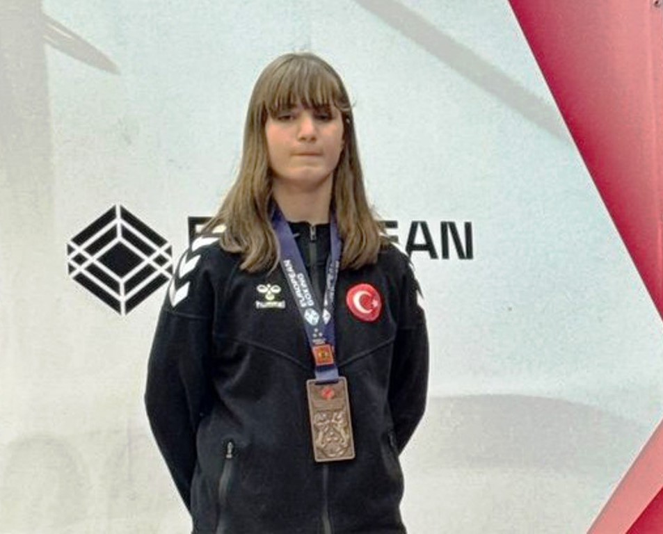 KARADAĞ’DA DÜZENLENEN YILDIZLAR AVRUPA BOKS ŞAMPİYONASINDA RİNGE ÇIKAN CİZRELİ MİLLİ SPORCU SUDENUR YALGETTEKİN, BRONZ MADALYA KAZANARAK AVRUPA ÜÇÜNCÜSÜ OLMA BAŞARISI GÖSTERDİ.