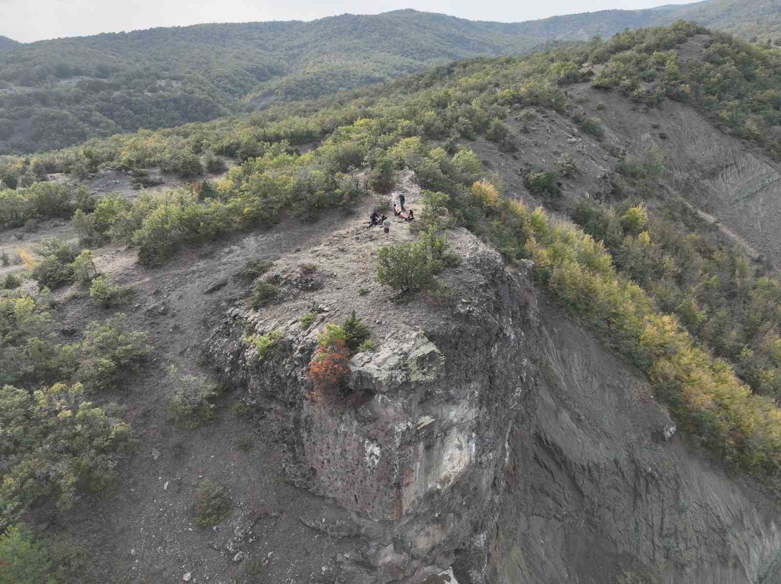 KASTAMONU'NUN HANÖNÜ İLÇESİNDE ÇIKTIĞI DAĞDA FENALAŞAN VE YAKINLARININ KENDİSİNDEN HABER ALAMADIĞI VATANDAŞ, EKİPLER TARAFINDAN SAĞ BULUNDU.