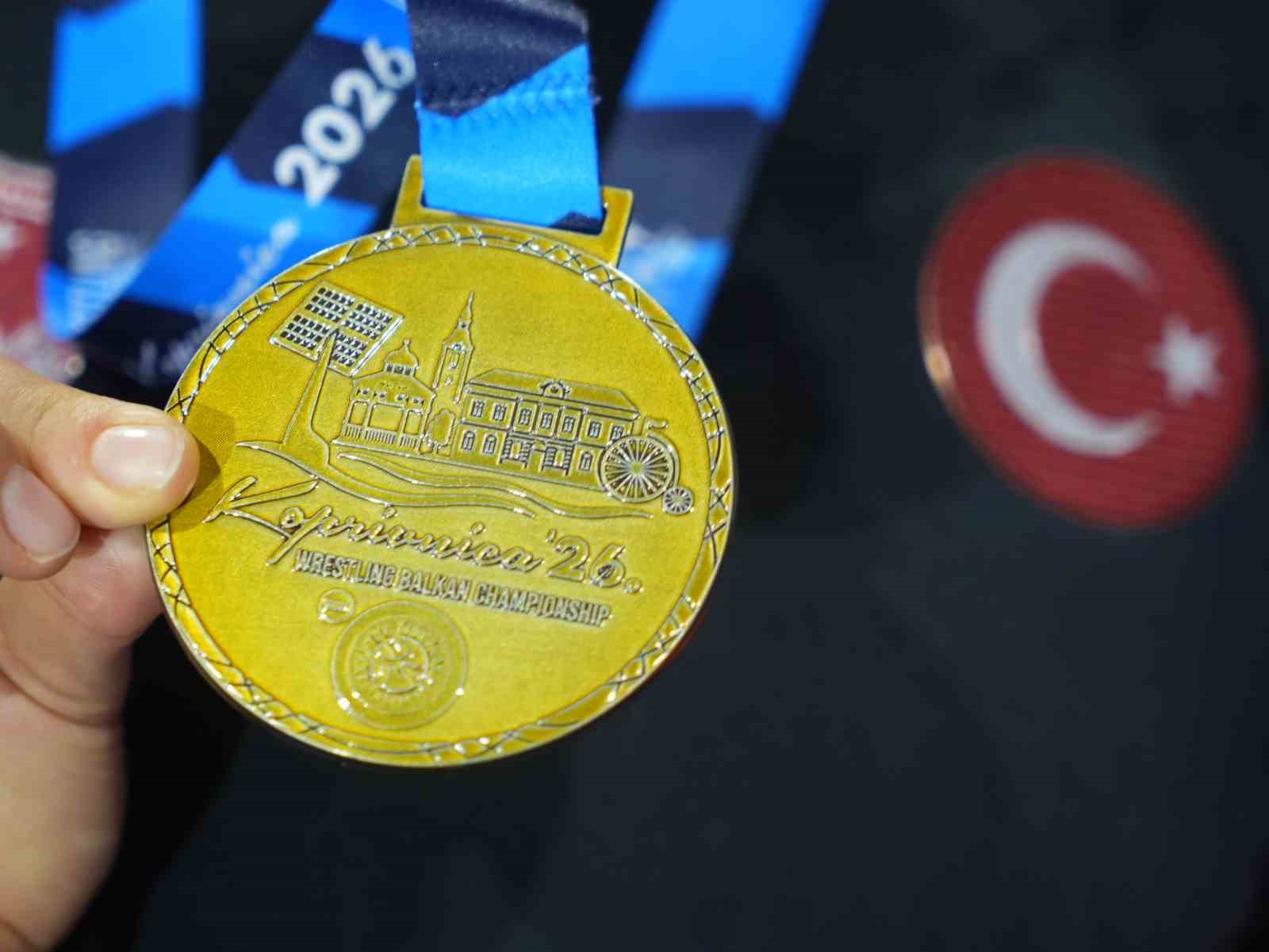 GÜREŞ KARİYERİNDE ÖNEMLİ BİR BAŞARIYA İMZA ATAN YÜKSEL, HIRVATİSTAN'DA DÜZENLENEN BALKAN GÜREŞ ŞAMPİYONASI'NDA U20 KADINLAR 62 KİLOGRAM KATEGORİSİNDE MÜCADELE ETTİ. RAKİPLERİNİ GERİDE BIRAKAN YÜKSEL, FİNALDEKİ BAŞARISIYLA BALKAN ŞAMPİYONLUĞUNA ULAŞTI VE ALTIN MADALYAYI BOYNUNA TAKTI.
