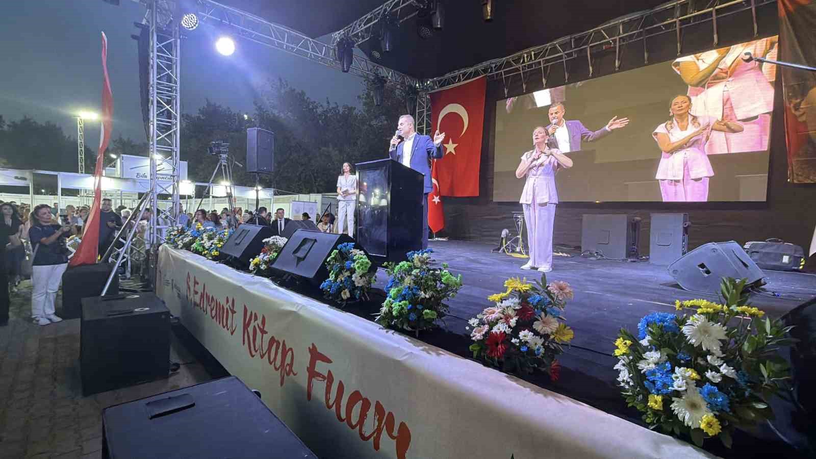 BALIKESİR’İN EDREMİT BELEDİYESİ TARAFINDAN "ÖLMEZ AĞACIN GÖLGESİNDE KİTAP" TEMASIYLA DÜZENLENEN 8. EDREMİT KİTAP FUARI BAŞLADI.  YAKLAŞIK 380 YAZAR, ŞAİR, GAZETECİ, AKADEMİSYEN, BELEDİYE BAŞKANI VE MİLLETVEKİLİ İLE 145 YAYINEVİNİN YER ALDIĞI FUAR, 23 AĞUSTOS PAZAR GÜNÜNE KADAR ZİYARETÇİLERİNİ AĞIRLAYACAK.