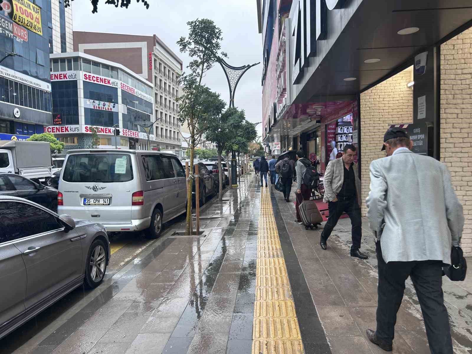 VAN’DA ANİDEN BASTIRAN SAĞANAK YAĞIŞ, KENTTE KISA SÜRELİĞİNE HAYATI OLUMSUZ ETKİLEDİ.