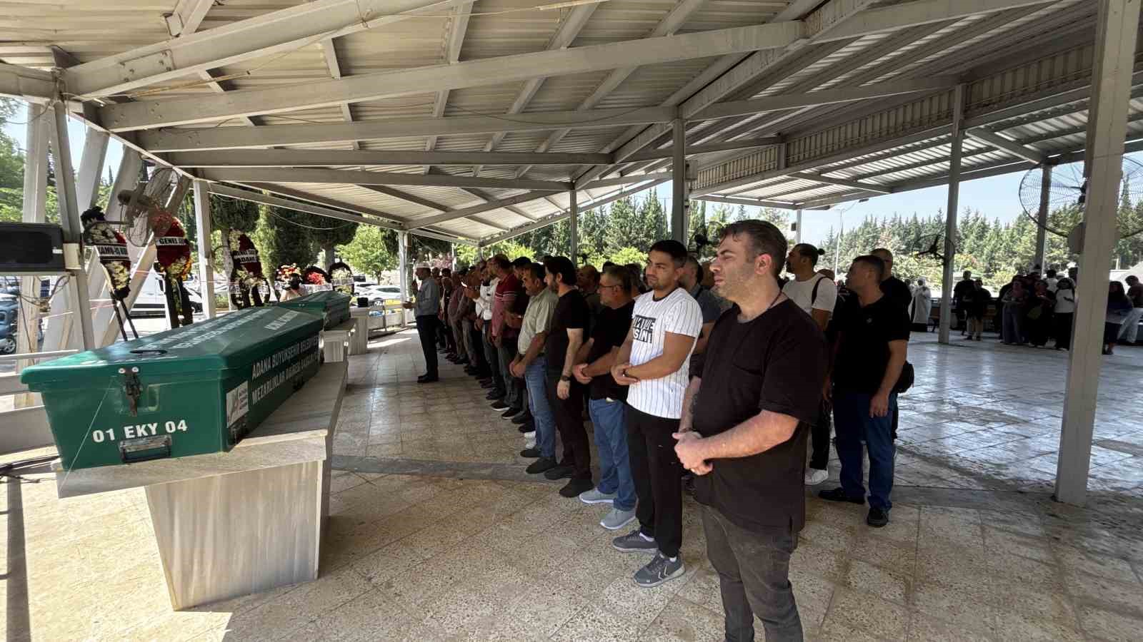 ADANA’DA ALACAK VERECEK MESELESİ YÜZÜNDEN ÇIKAN KAVGADA SİLAHLA VURULARAK ÖLDÜRÜLEN BABA VE OĞLUNUN CENAZESİ DEFNEDİLDİ. OLAYDAN YARALI KURTULAN ANNE İSE CENAZE TÖRENİNE TEKERLEKLİ SANDALYEYLE KATILDI.
