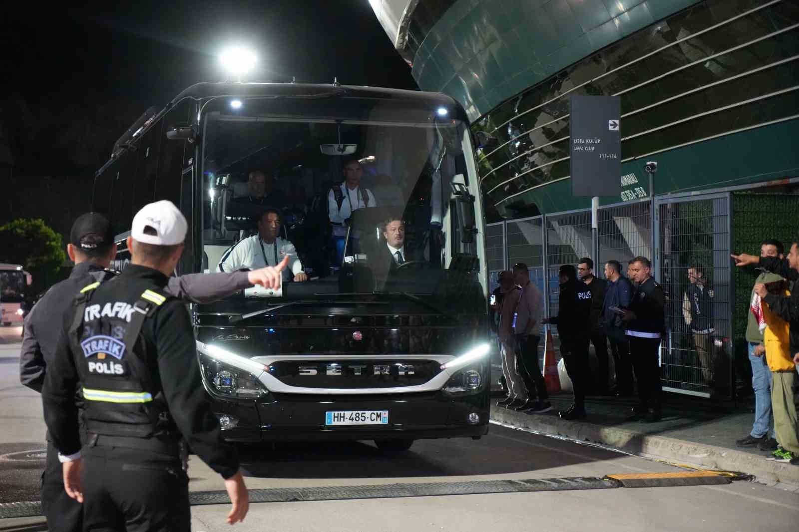 UEFA ULUSLAR A LİGİ 1. GRUP'TAKİ İLK MAÇINDA KOCAELİ'DE KARŞI KARŞIYA GELECEK OLAN FRANSA İLE TÜRKİYE A MİLLİ FUTBOL TAKIMLARI, KOCAELİ STADYUMU'NA GELDİ.
