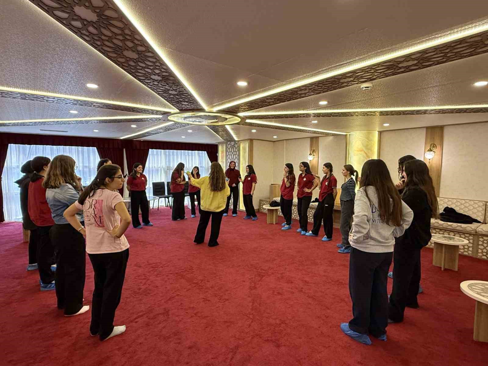 SPORTİF, SANATSAL VE KÜLTÜREL FAALİYETLER GİBİ GENİŞ YELPAZESİ İLE AYDINLI GENÇLERİN YENİ CAZİBE MERKEZLERİNDEN BİRİ HALİNE GELEN AYDIN GEÇLİK MERKEZİ'Nİ ZİYARET EDEN LİSELİ GENÇLER, HEM YENİ BİLGİLER EDİNDİ HEM DE EĞİTSEL OYUNLARLA KEYİFLİ VAKİT GEÇİRDİ.