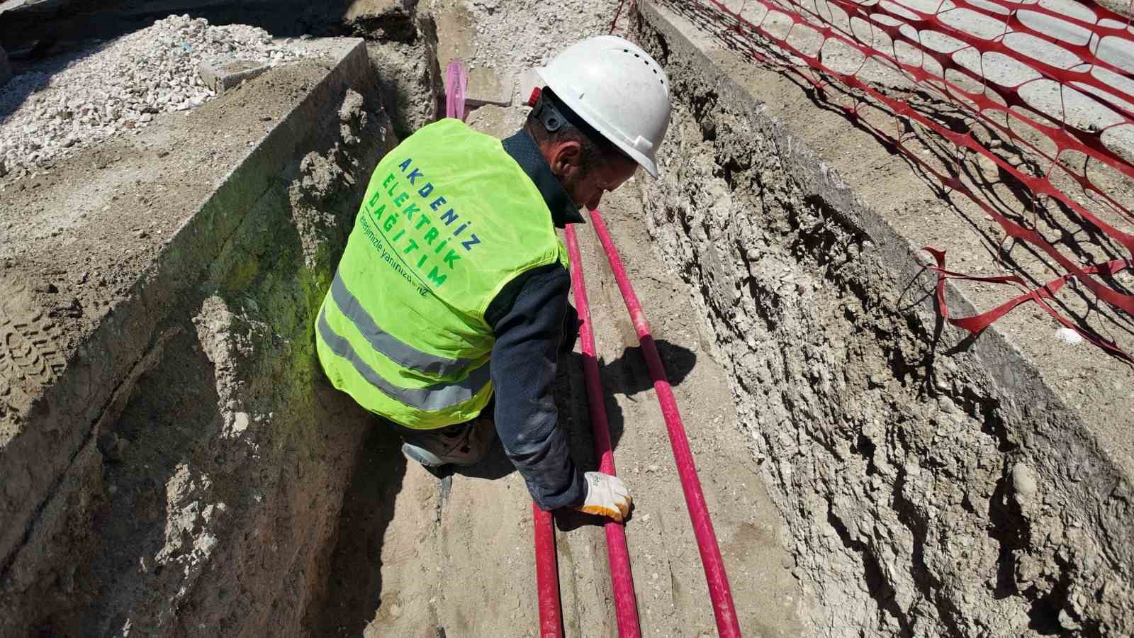BURDUR'UN MERKEZİNDEN KIRSAL YERLEŞİMLERİNE KADAR ENERJİ ALTYAPISINI GÜÇLENDİREN AEDAŞ, 2026 YILINDA 26 PROJEDE 1 MİLYAR 69 MİLYON TL YATIRIM YAPIYOR. AEDAŞ, 1 AĞUSTOS İTİBARIYLA ÇALIŞMALARININ YÜZDE 46'DAN FAZLASINI TAMAMLADI.