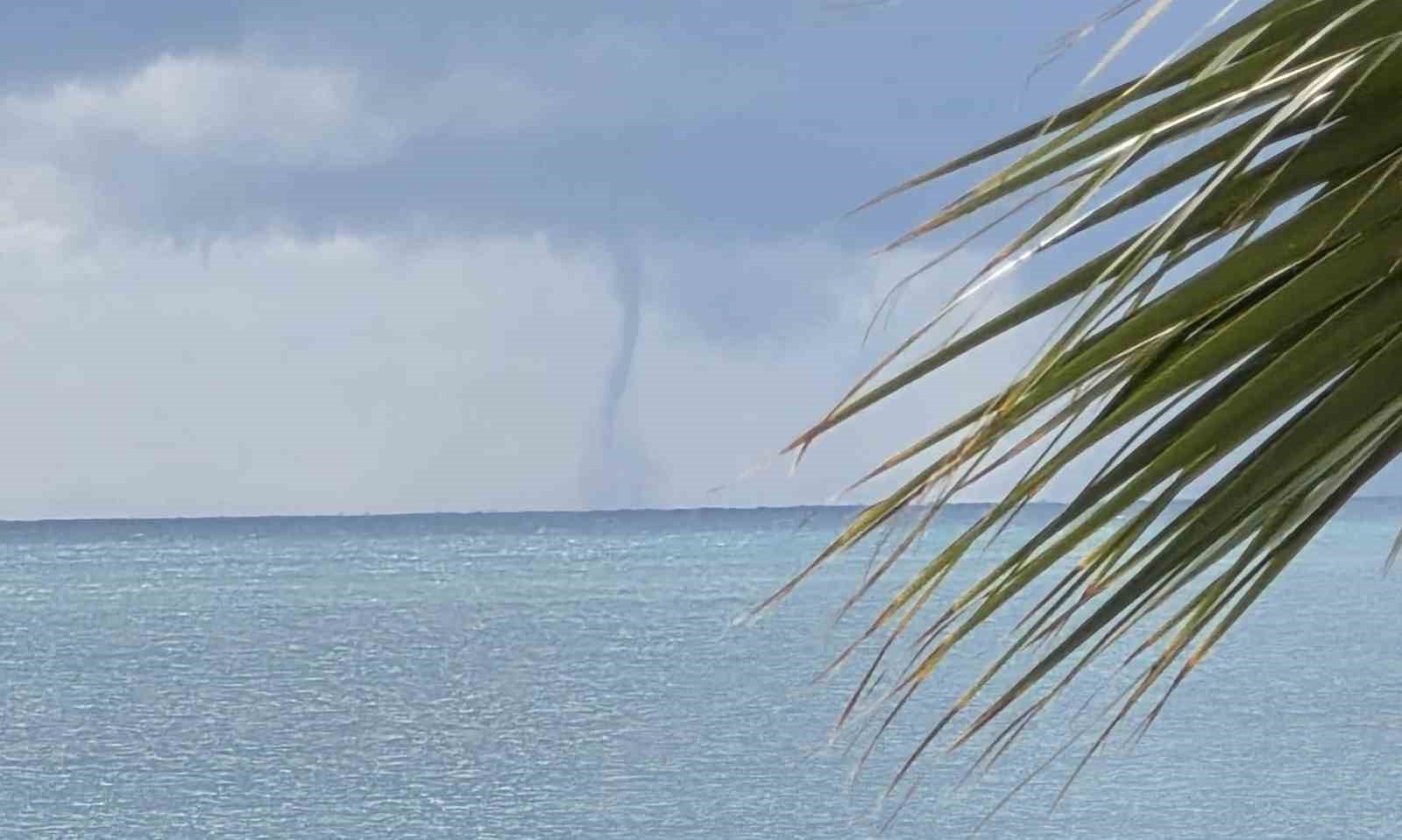 METEOROLOJİNİN UYARISINI YAPTIĞI YAĞIŞLI HAVANIN ARA ARA ETKİLİ OLDUĞU MERSİN'İN KIYILARINDAN AKDENİZ'DE OLUŞAN HORTUM GÖRÜNTÜLENDİ. BİR SÜRE ETKİLİ OLAN HORTUM KIYIYA YAKLAŞMADAN YOK OLDU.