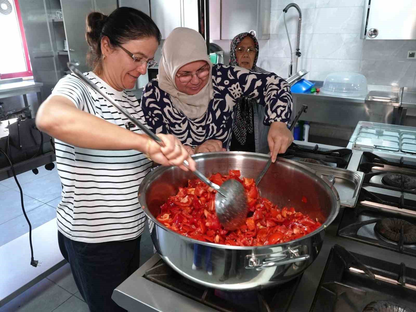 DENİZLİ BÜYÜKŞEHİR BELEDİYESİ, KENTİN KÖKLÜ MUTFAK KÜLTÜRÜNÜ YAŞATMAK VE GELENEKSEL TARİFLERİ GELECEK KUŞAKLARA AKTARMAK AMACIYLA "GEÇMİŞTEN GELEN LEZZETLER, GELECEĞE KALAN TARİFLER" TEMASIYLA GELENEKSEL LEZZETLER ATÖLYE SERİSİNİ BAŞLATTI. SERİNİN İLK ETKİNLİĞİ OLAN TARHANA YAPIMI ATÖLYESİ YOĞUN İLGİ GÖRÜRKEN, SIRADAKİ ERİŞTE YAPIMI ATÖLYESİ İÇİN BAŞVURULAR BAŞLADI.