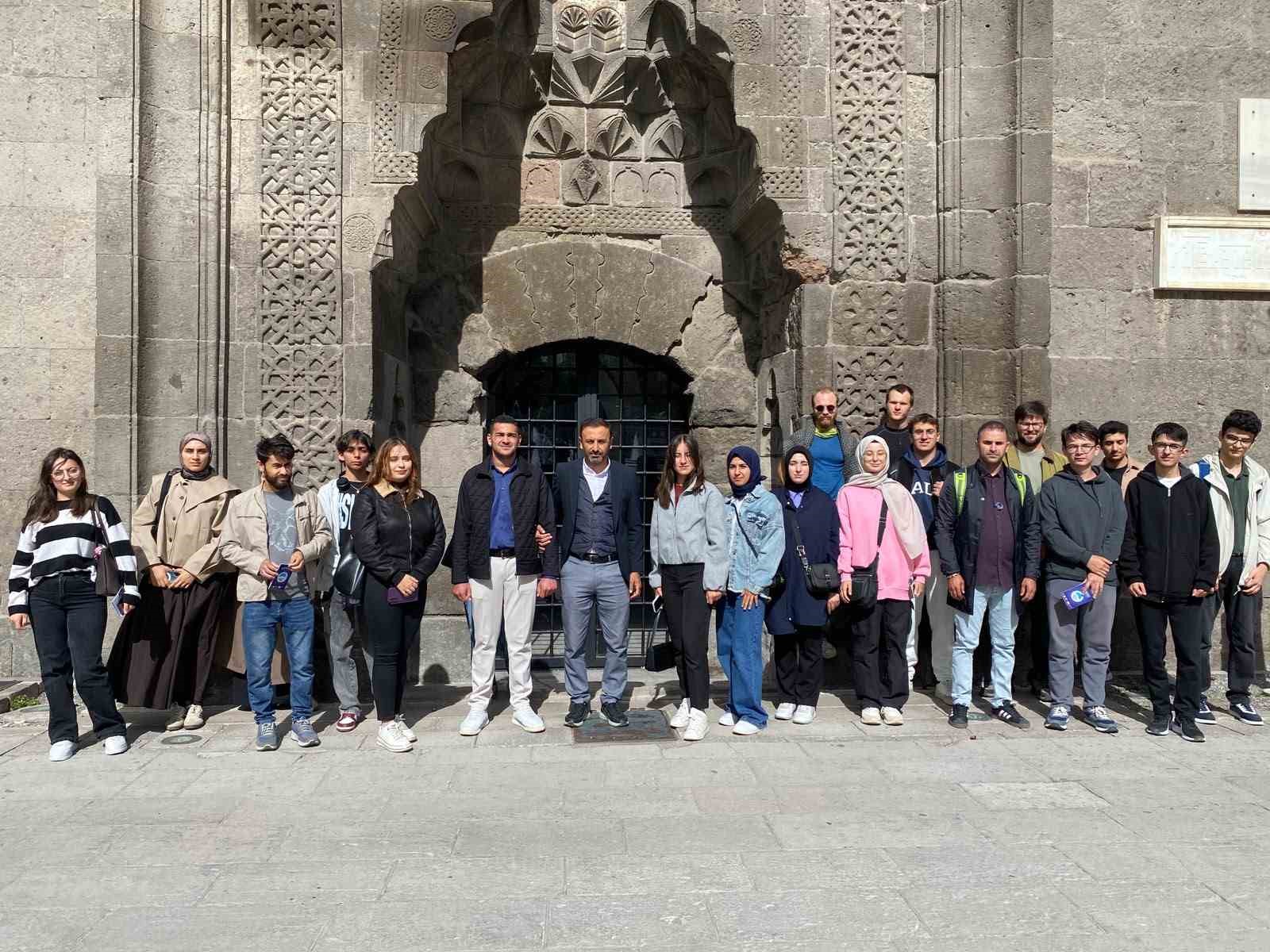 ERCİYES ÜNİVERSİTESİ (ERÜ) TARAFINDAN 2026-2027 EĞİTİM-ÖĞRETİM DÖNEMİNDE ÜNİVERSİTEYE YENİ KAYIT YAPTIRAN ÖĞRENCİLERE YÖNELİK KAYSERİ’Yİ YAKINDAN TANIMALARI AMACIYLA 'KAYSERİ KÜLTÜR YOLU TURU' ETKİNLİĞİ DÜZENLENDİ.