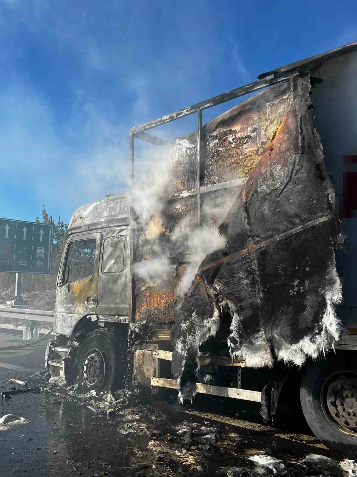 BOLU’NUN DÖRTDİVAN İLÇESİNDE SEYİR HALİNDEKİ KARGO YÜKLÜ TIRIN KUPA KISMINDA ÇIKAN YANGIN, KISA SÜREDE DORSESİNE SIÇRADI. ALEV ALEV YANAN TIR, İTFAİYE EKİPLERİNİN MÜDAHALESİYLE SÖNDÜRÜLDÜ.