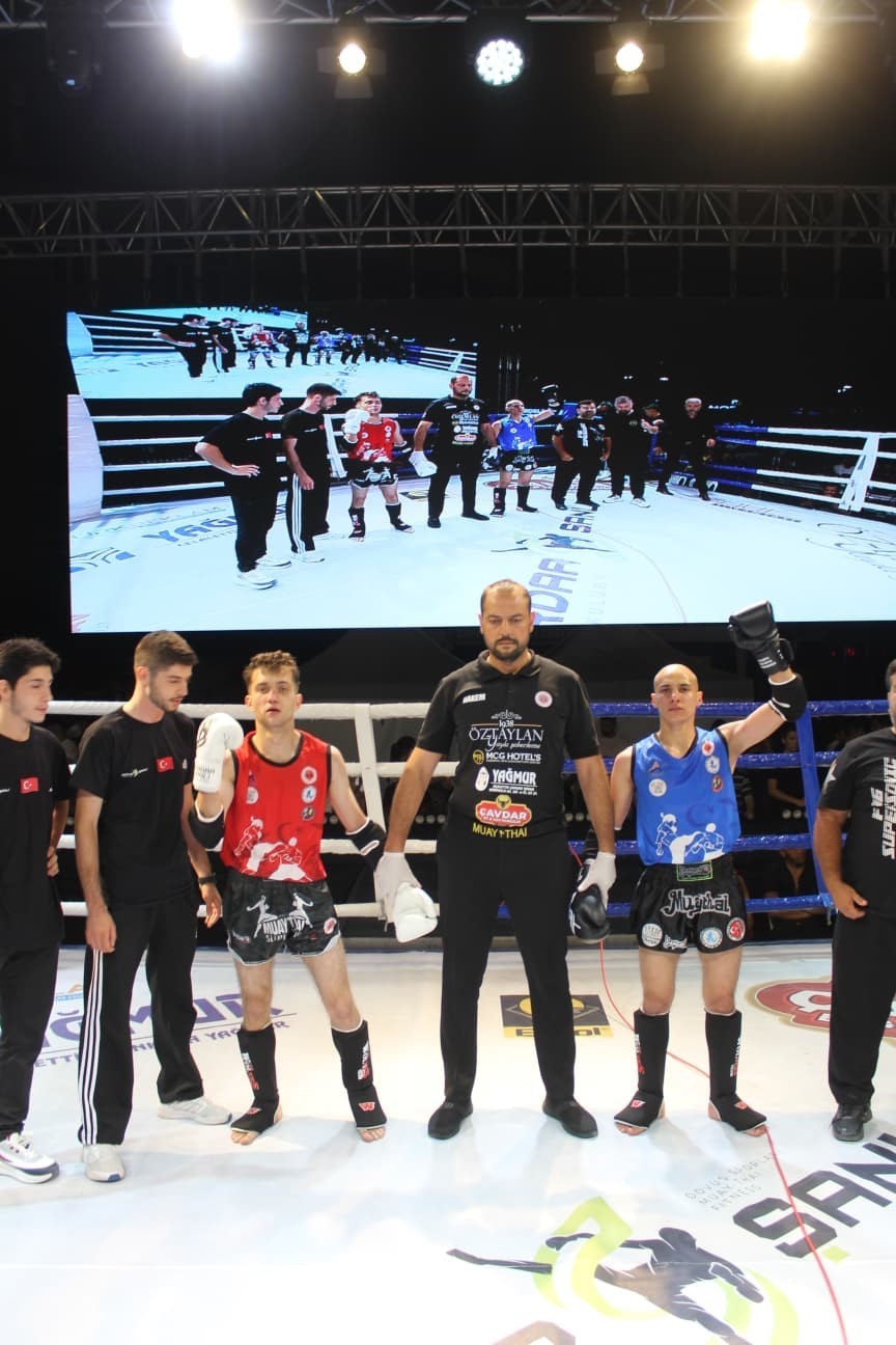 AFYONKARAHİSAR’DA DÜZENLENEN PROFESYONEL MUAYTHAİ GECESİNDE 54 KİLO ELİT CLASS KATEGORİSİNDE RİNGE ÇIKAN MANİSA İL SPOR MÜDÜRLÜĞÜ MUAYTHAİ EĞİTİM MERKEZİ SPORCUSU ÖMER FARUK ÖKSÜZ, EV SAHİBİ AFYONKARAHİSAR’IN MİLLİ SPORCUSUNU MAĞLUP EDEREK ŞAMPİYONLUK KUPASININ SAHİBİ OLDU.