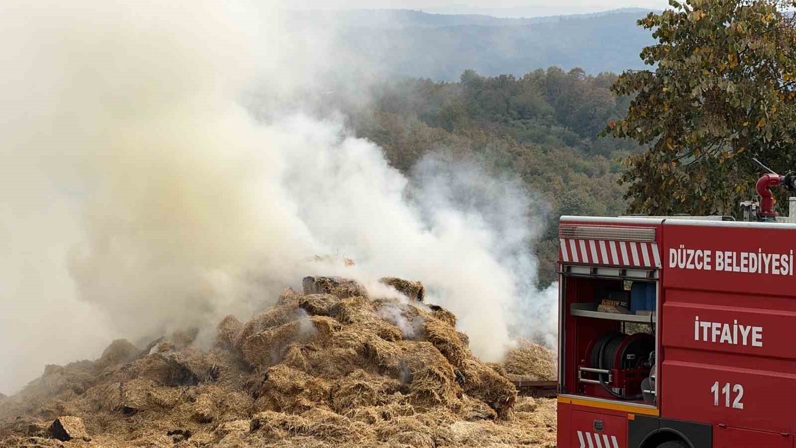 DÜZCE’DE BESİ ÇİFTLİĞİNİN SAMANLIĞINDA ÇIKAN YANGIN EKİPLERİN YOĞUN MÜDAHALESİ SONRASINDA BÖLGEDE BULUNAN DİĞER YAPILARA SIÇRAMADAN SÖNDÜRÜLDÜ.