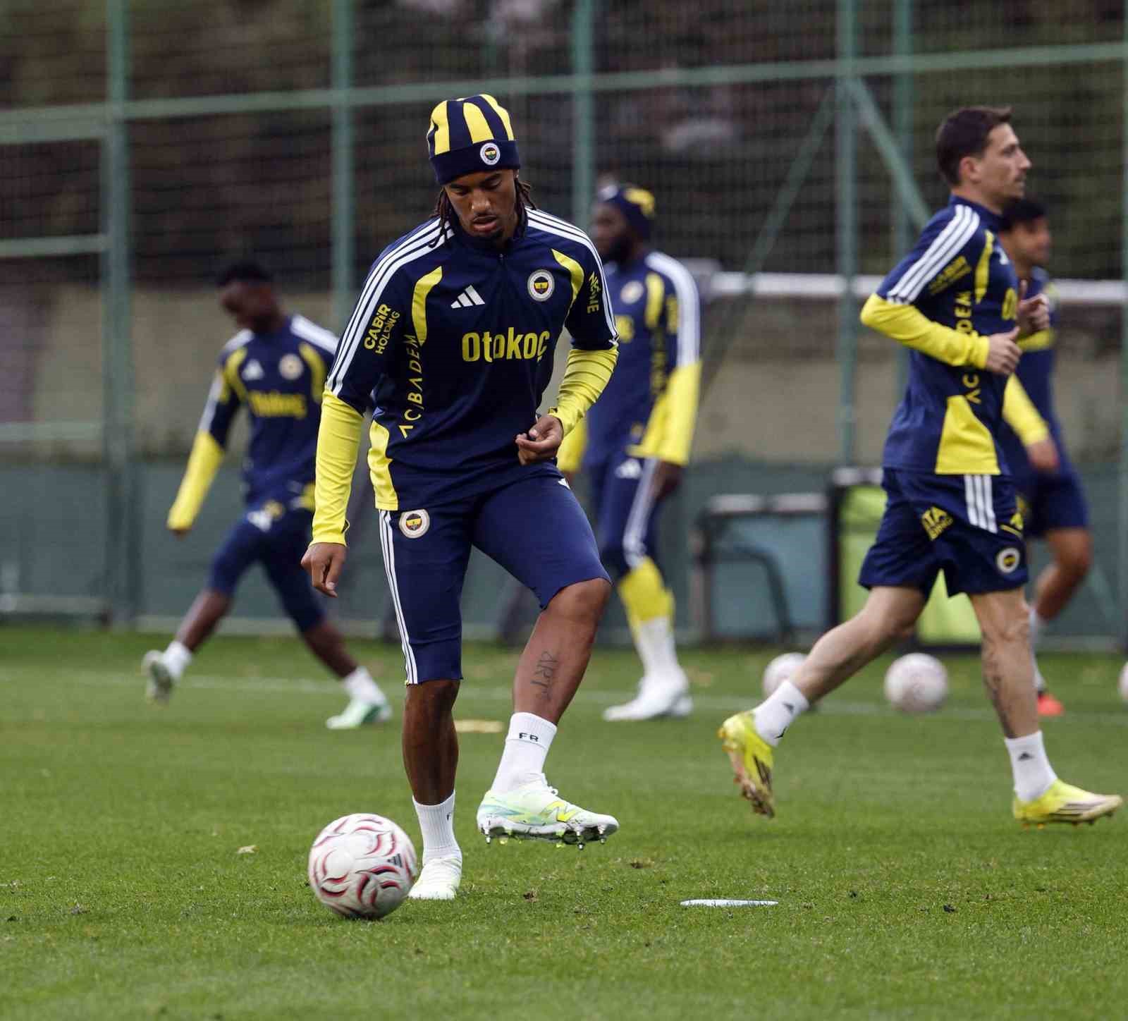 FENERBAHÇE, TRENDYOL SÜPER LİG’İN 8. HAFTASINDA SAHASINDA OYNAYACAĞI CORENDON ALANYASPOR MAÇININ HAZIRLIKLARINI BU AKŞAM GERÇEKLEŞTİRDİĞİ ANTRENMANLA TAMAMLAYARAK KAMPA GİRDİ.