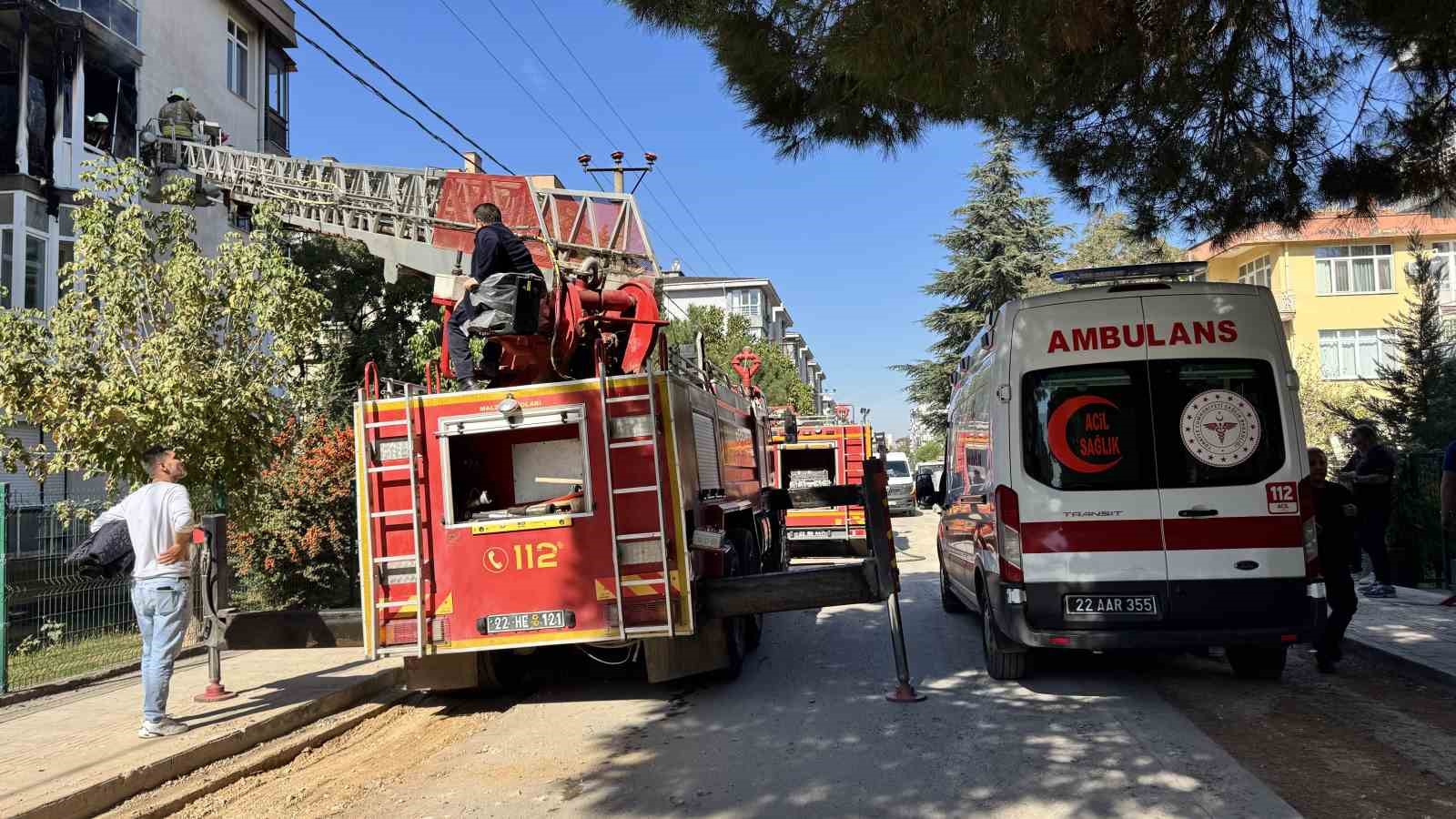 EDİRNE'DE APARTMAN DAİRESİNDE ÇIKAN YANGIN EVİ SARDI