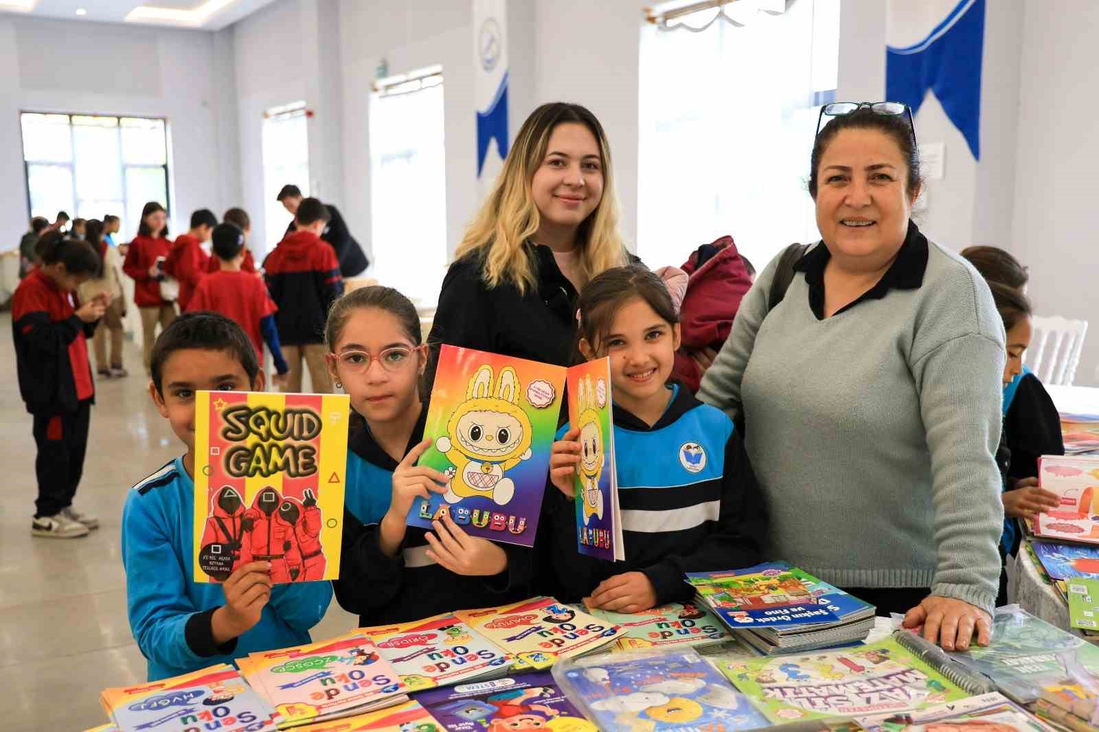 ÇAMELİ BELEDİYESİ TARAFINDAN BU YIL İKİNCİSİ DÜZENLENEN KİTAP GÜNLERİ, DÜZENLENEN AÇILIŞ PROGRAMI BAŞLADI. KİTAP GÜNLERİ, İLK GÜNDEN KİTAPSEVERLER TARAFINDAN YOĞUN İLGİ GÖRDÜ. 2. KİTAP GÜNLERİ, 2 EKİM CUMA GÜNÜ SAAT 18.00 ZİYARETÇİLERİNİ AĞIRLAYACAK.